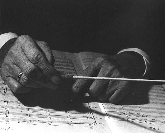 The hands of Eugen Jochum above a Bruckner-symphony