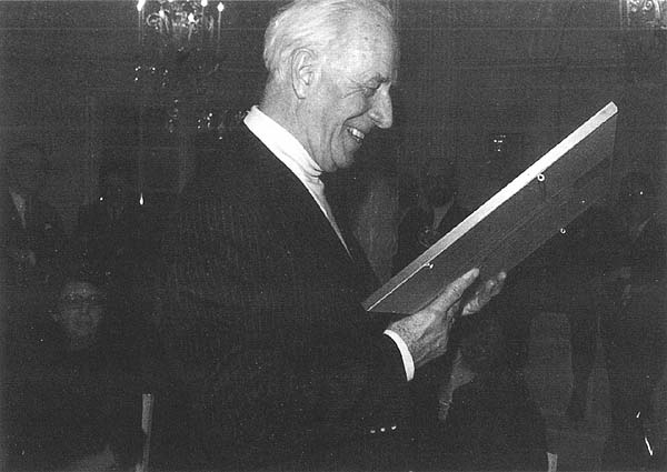 Eugen Jochum receives a historical print of Amsterdam upon the occasion of the last performance of the Matthaeus Passion in 1972
