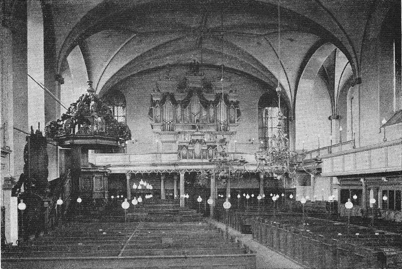 Inneres der Burgkirche mit Orgel