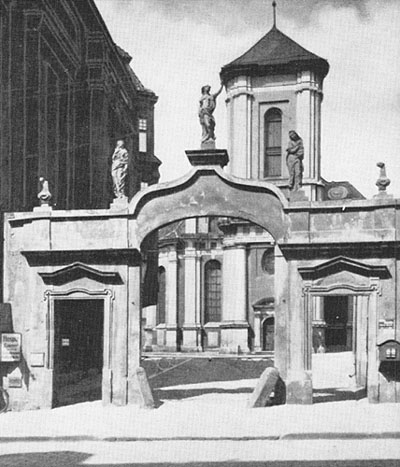 Eingangstor zur Burgkirche